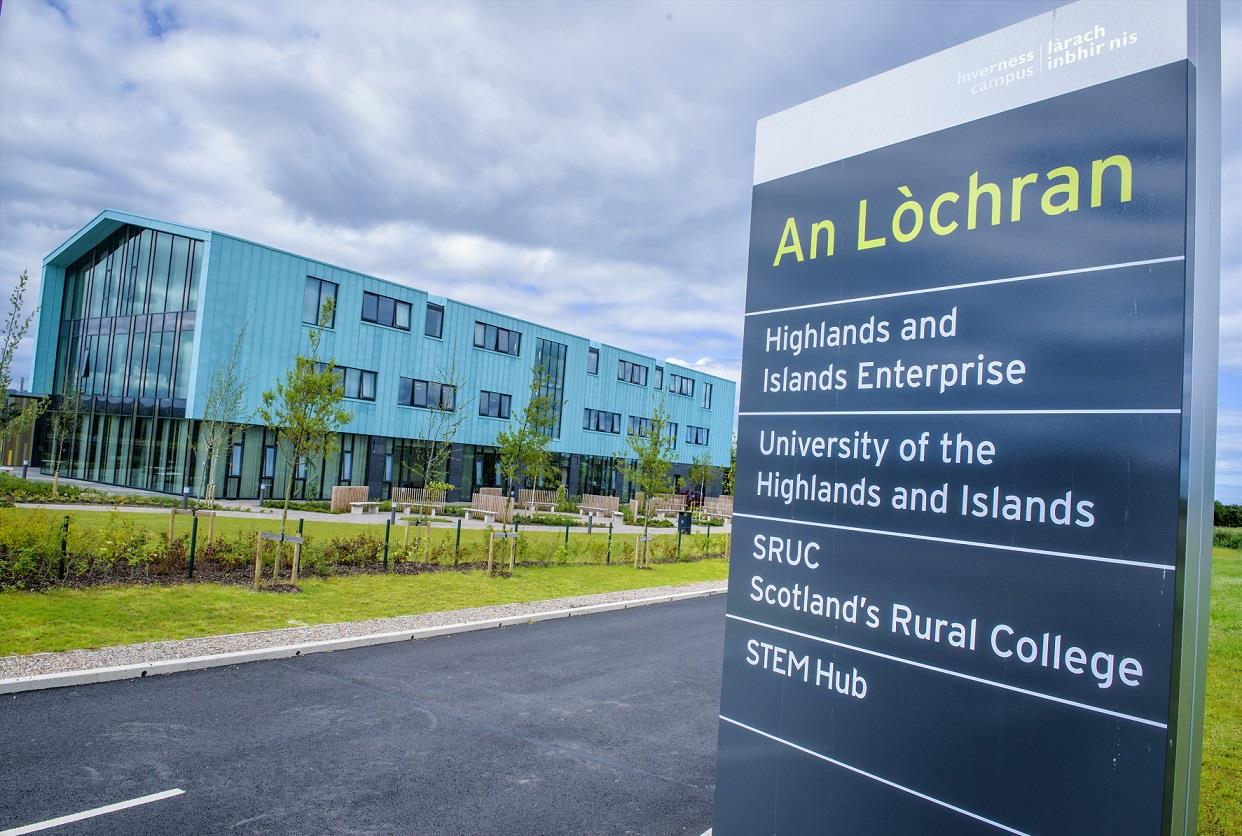 An Lochran Outside Image